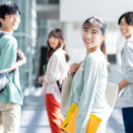 オープンキャンパスの持ち物リスト｜必須アイテムと便利グッズ、参加時の服装まで